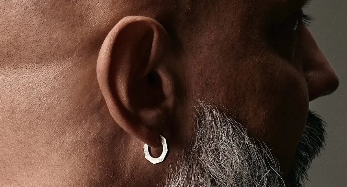 Kolczyki męskie historyczne i współczesne trendy