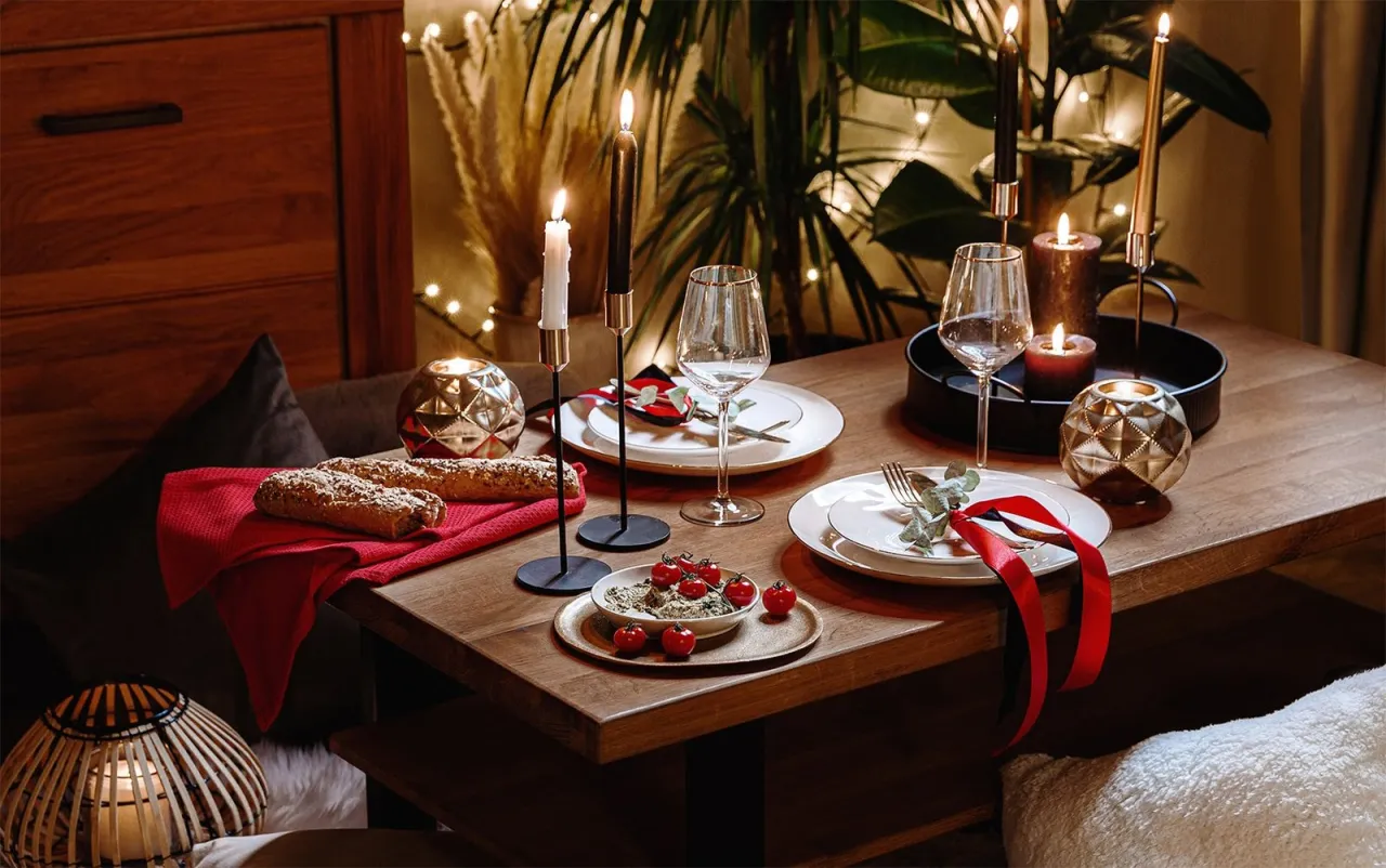 Romantyczna kolacja w domu, elegancko nakryty stół, świece, wino