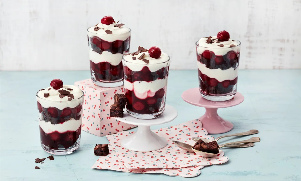 kirschdessert im glas schicht