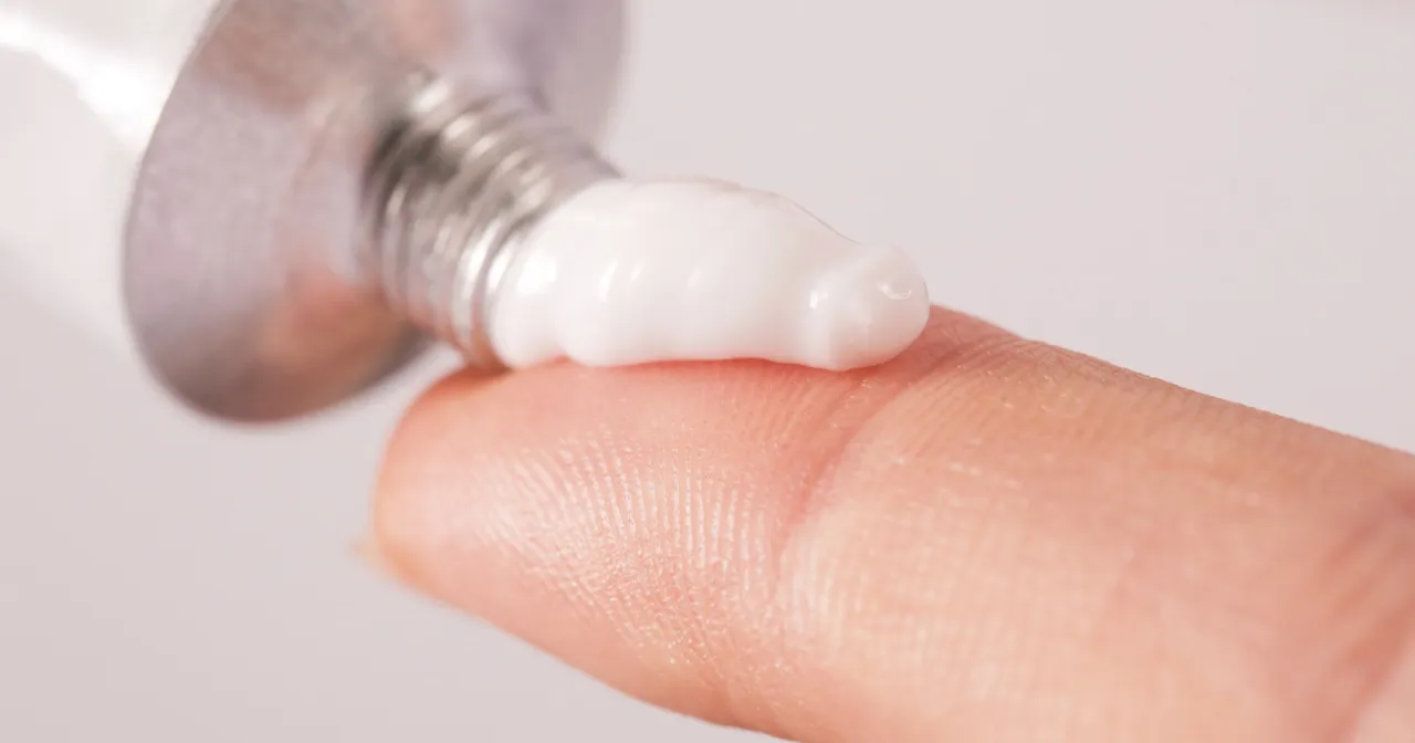 Krem z tubki na palcu – tanie kosmetyki z apteki które działają cuda, pielęgnacja skóry bez wydawania fortuny.