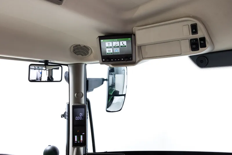 Fabryczne miejsce na radio w kabinie ciągnika John Deere