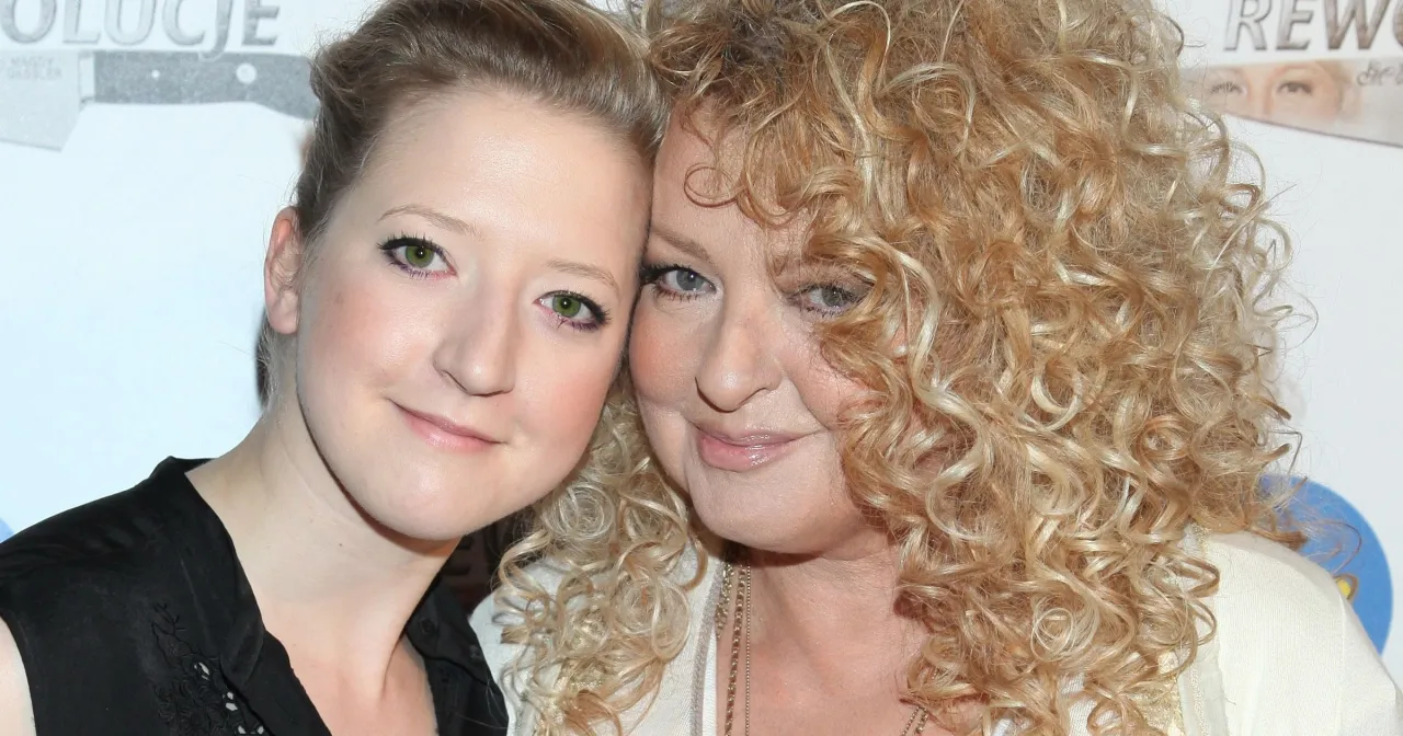 Młoda kobieta z zielonymi oczami i starsza kobieta z kręconymi blond włosami. Czy Mateusz Gessler i Magda Gessler to rodzina?