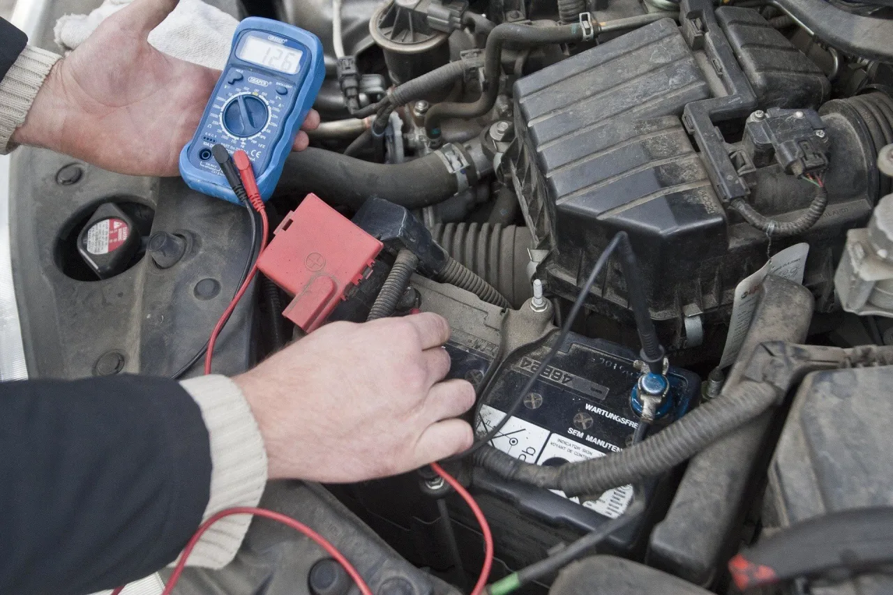 uszkodzony akumulator samochodowy przez złe ładowanie