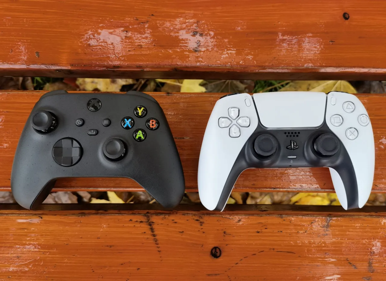 Por&oacute;wnanie kontroler&oacute;w DualSense i Xbox