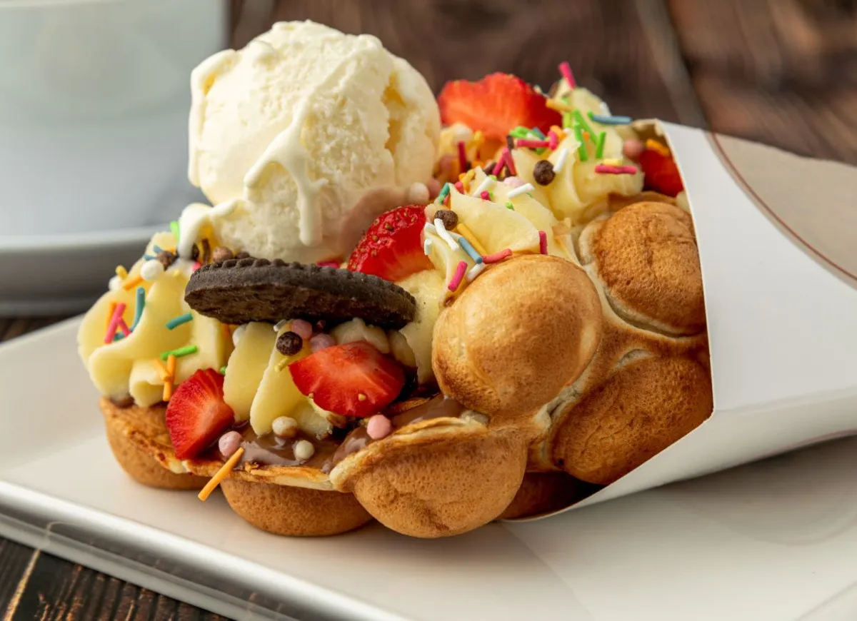 Pyszne ciasto na gofry bąbelkowe z lodami, truskawkami i posypką. Idealne na deser!