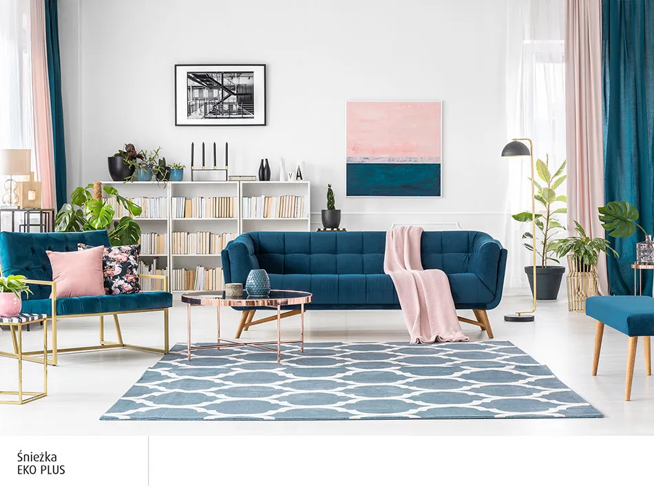 salon z białymi ścianami i kolorowymi akcentami, modne kolory dodatk&oacute;w do wnętrz