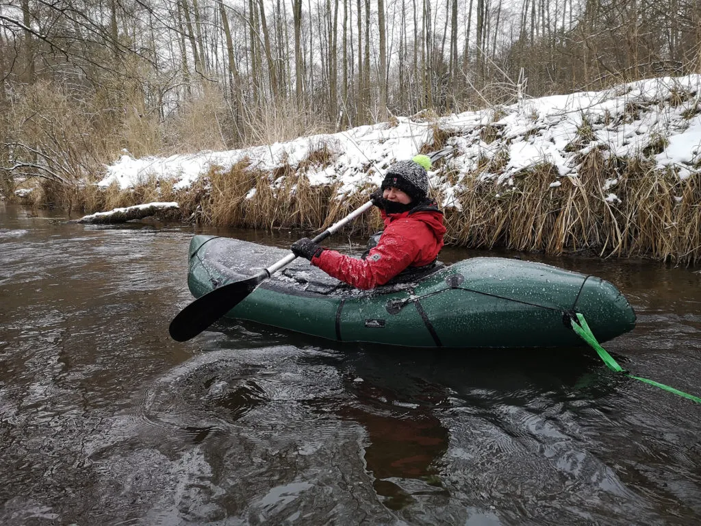 kajakarz w kurtce przeciwdeszczowej na rzece