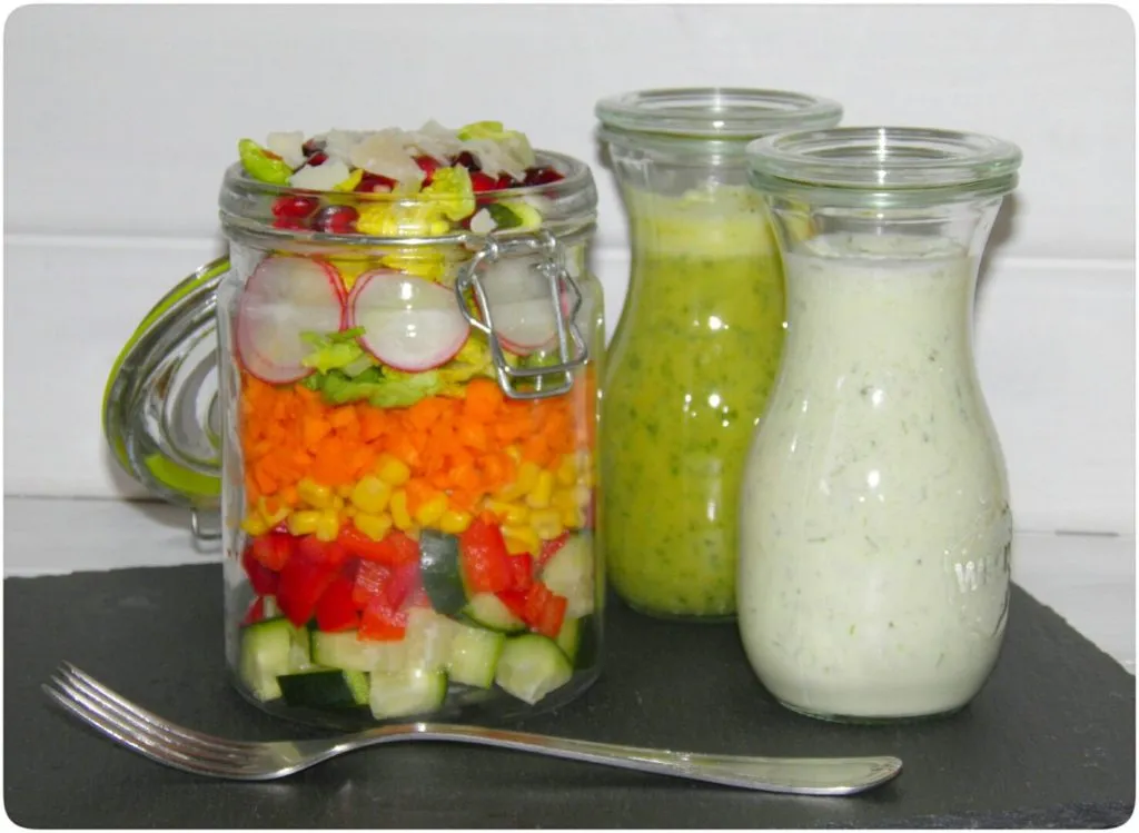 verschiedene Dressings in kleinen Schalen f&uuml;r Salat