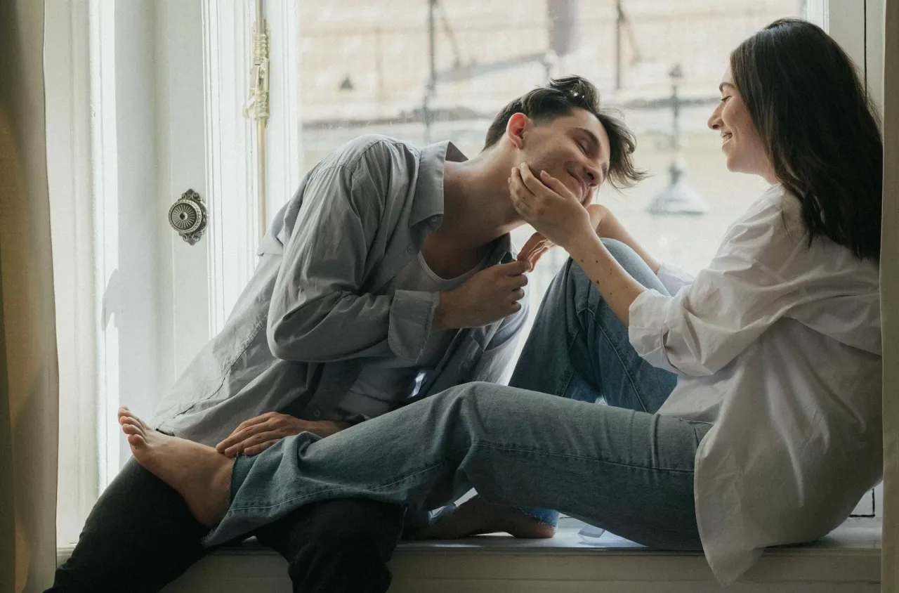 Niezaspokojone potrzeby w związku, para rozmawiająca o problemach