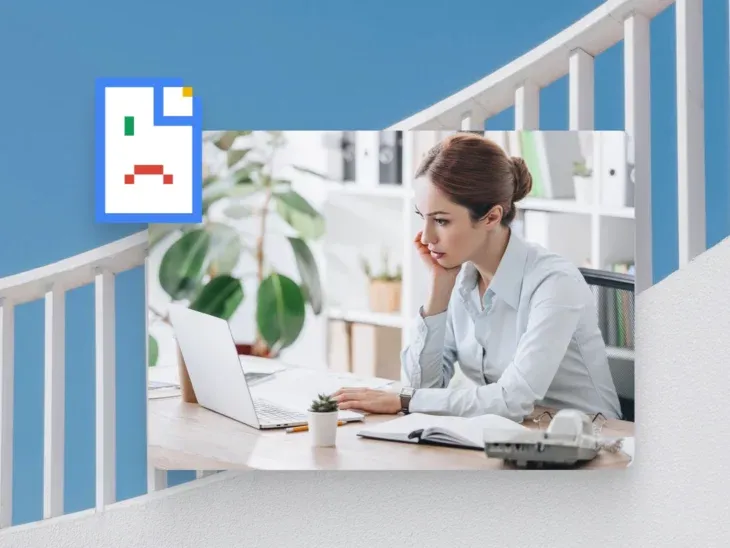 osoba wypełniająca formularz na laptopie z lupą symbolizującą sprawdzanie błędów