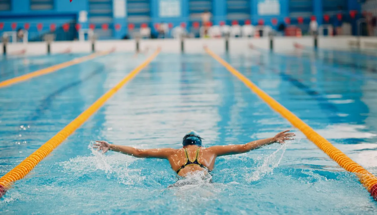 osoba pływająca w basenie, sylwetka, trening