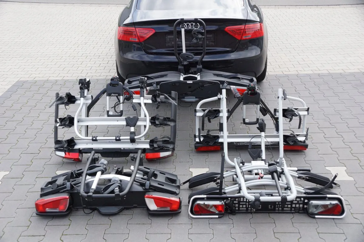 Fahrradträger Anhängerkupplung 4 Fahrräder montiert mit Kennzeichen und Beleuchtung