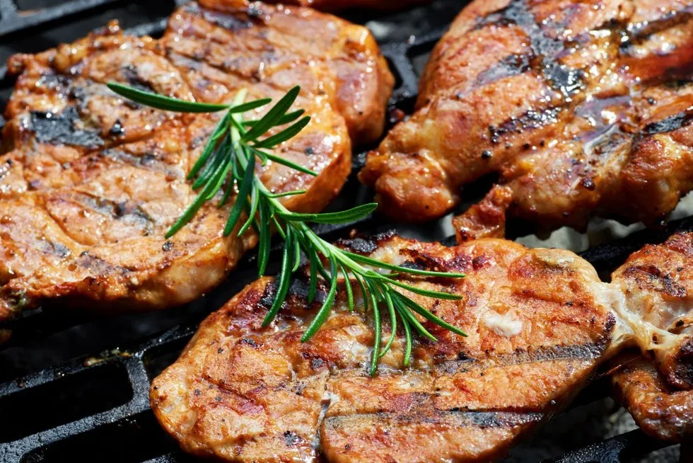 Tanie mięsa na grilla, karkówka, kiełbasa, kurczak