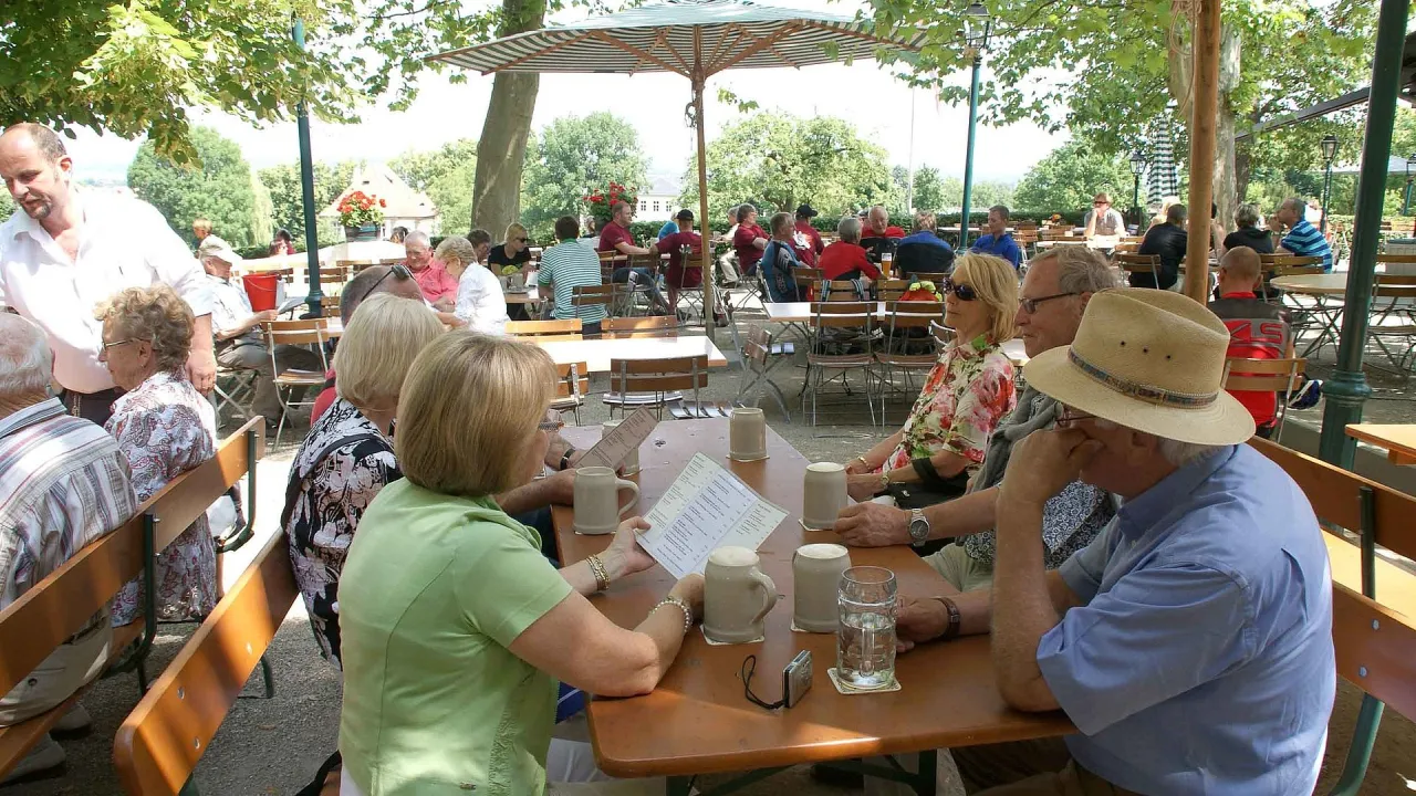 Traditioneller fränkischer Biergarten mit Gästen