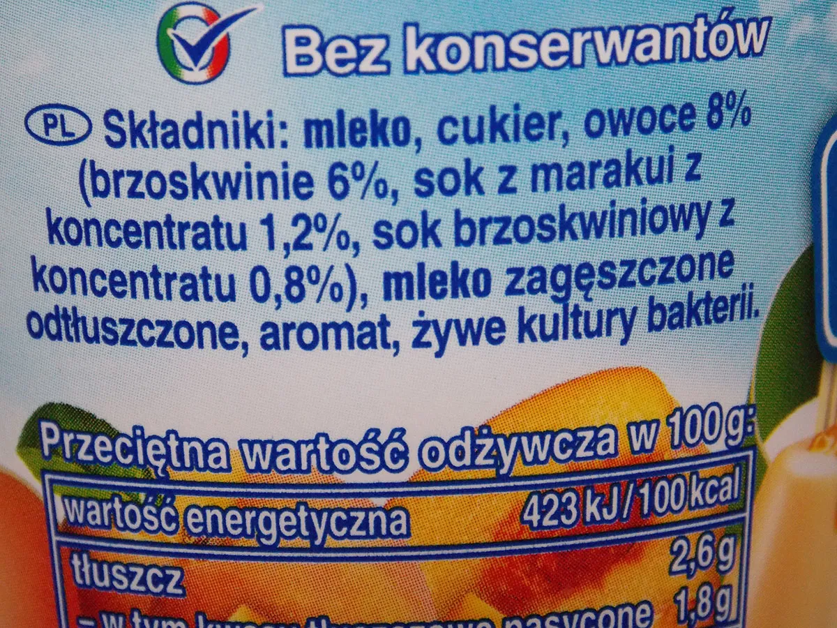 etykieta jogurtu owocowego z zaznaczonym cukrem