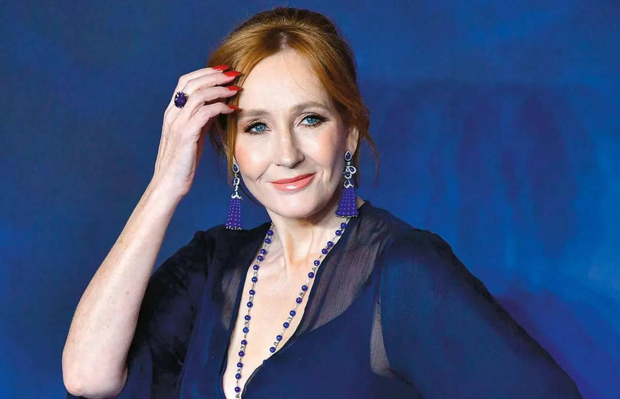 J.K. Rowling, autorka książki Harry Potter, w granatowej sukni i biżuterii.
