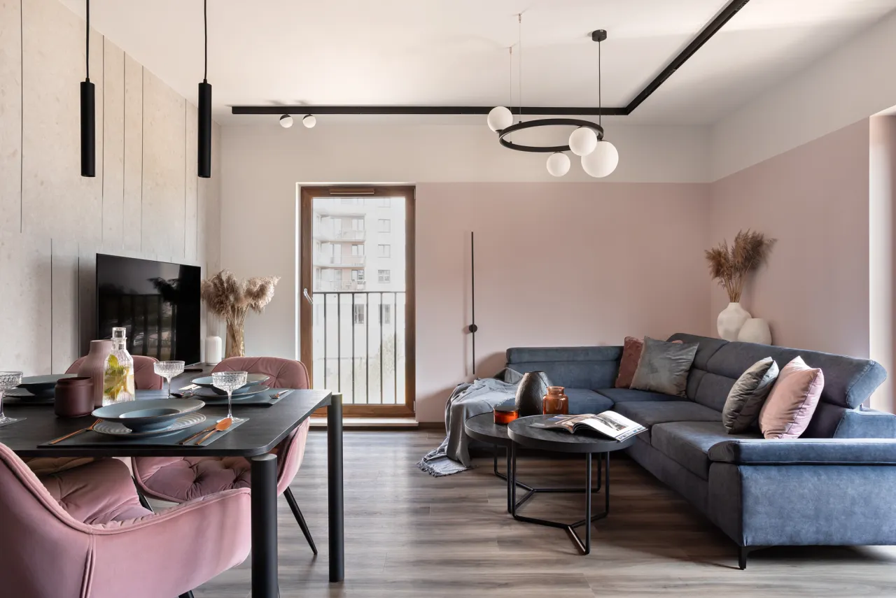 R&oacute;żowe ściany w nowoczesnym wnętrzu