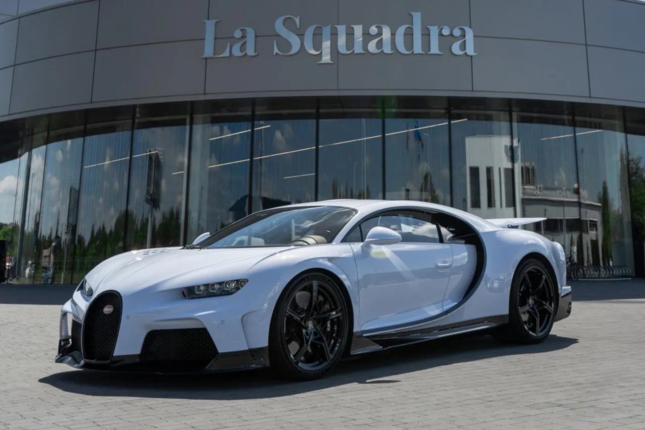 Białe Bugatti Chiron przed salonem 