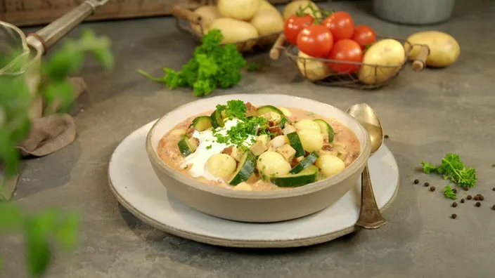 Deftiges Kartoffel-Gulasch in einer Schüssel mit einem Löffel