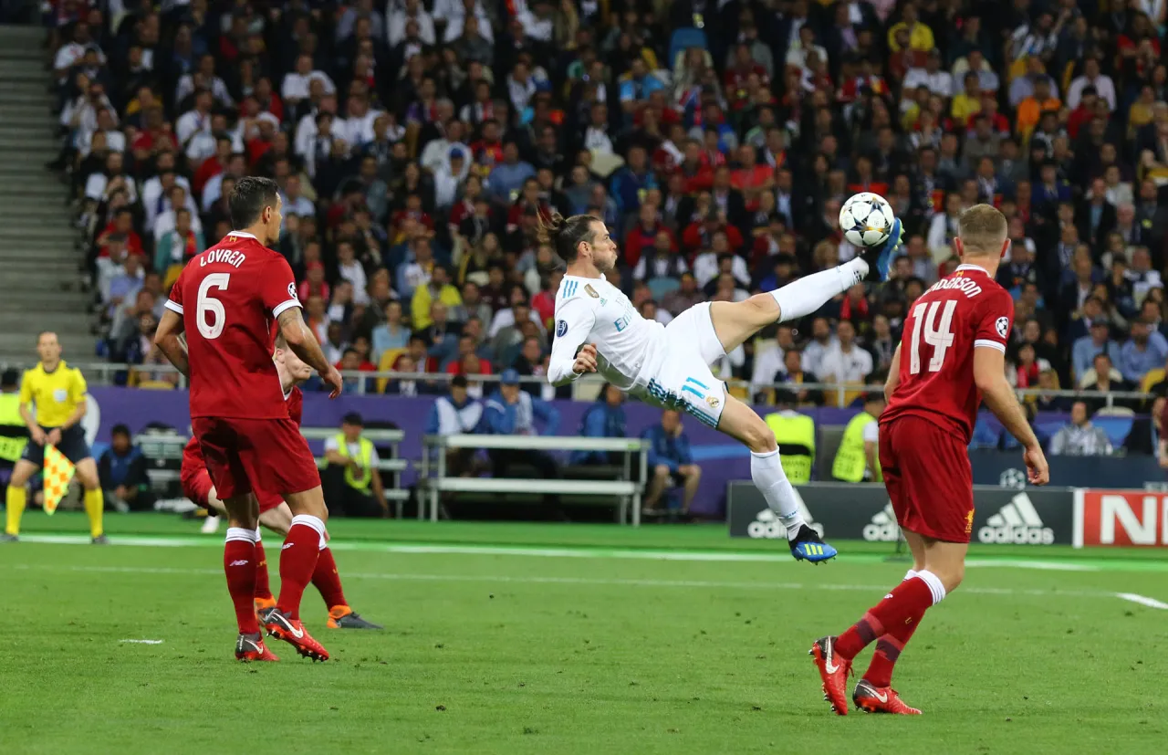 Gareth Bale wykonuje spektakularny strzał nożycami, kt&oacute;ry zapisał się w historii, kiedy finał Ligi Mistrz&oacute;w 2022.