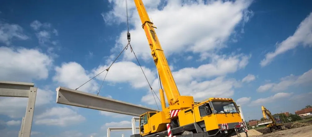 Nowoczesny dźwig samojezdny w akcji na budowie