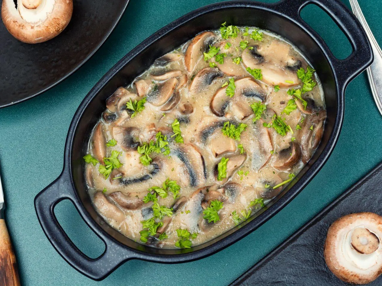 świeże składniki na sos pieczarkowy flat lay