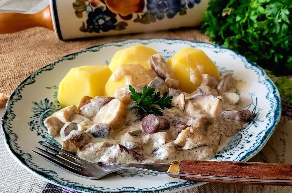 Grzyby w śmietanie z ziemniakami. Idealne przyprawy do grzybów w śmietanie to czosnek, tymianek i natka pietruszki.