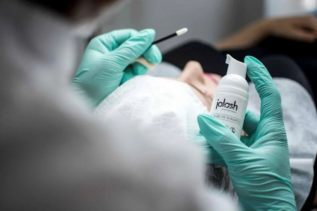 higiena sztucznych rzęs, dlaczego mycie rzęs jest ważne