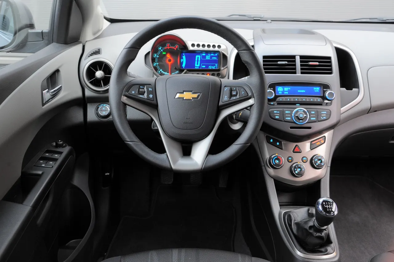 Chevrolet Aveo T300 wnętrze
