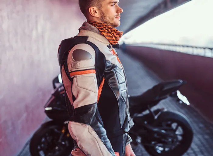 certyfikacja kombinezonu motocyklowego ochraniacze
