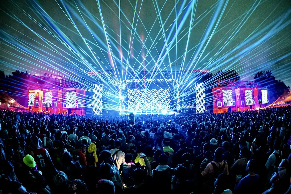 Wschodzący DJ na mniejszej scenie festiwalu muzyki elektronicznej