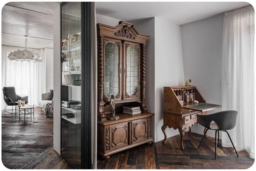 Przykłady połączenia antyków z nowoczesnymi meblami w różnych pomieszczeniach