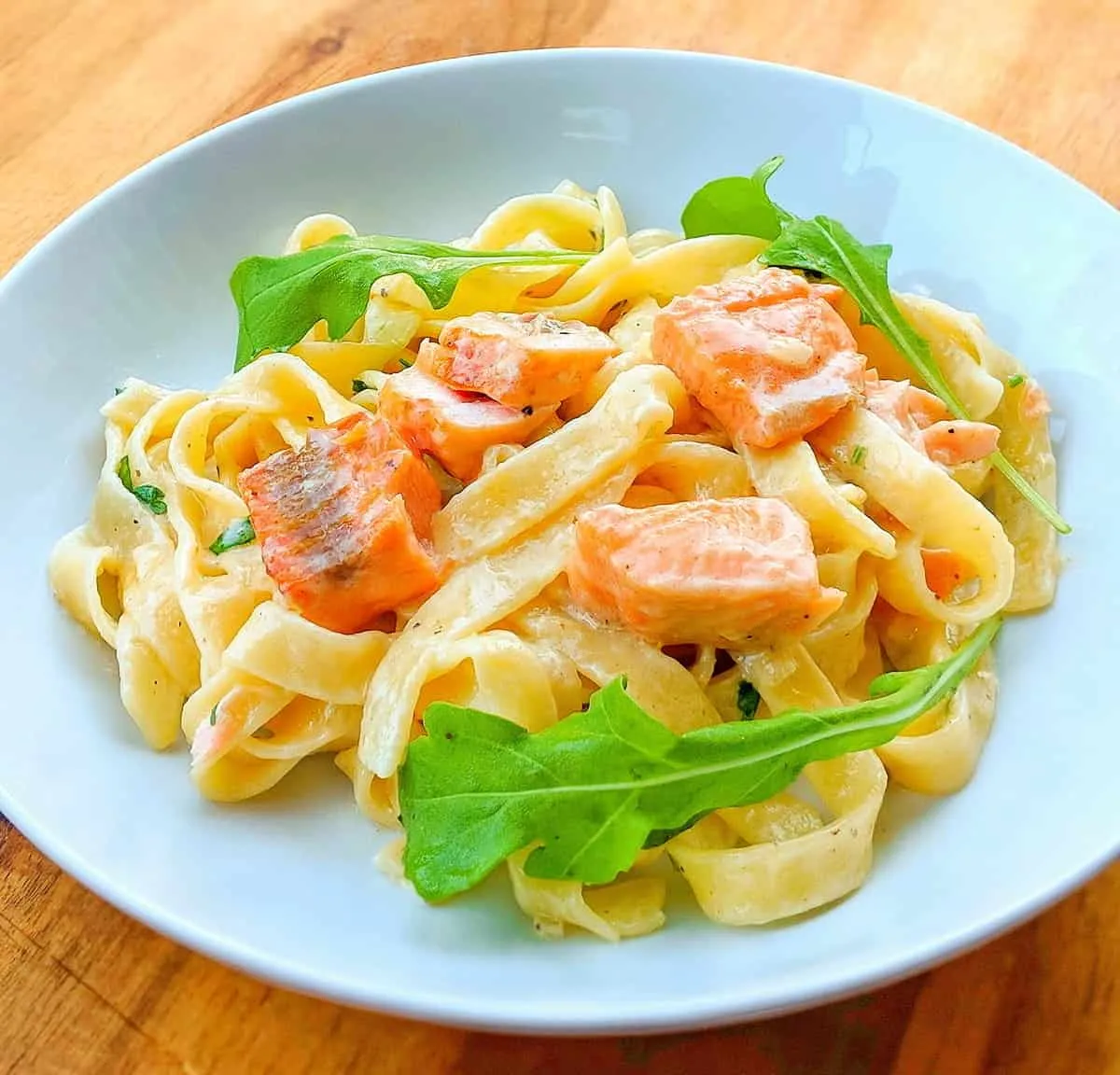 Auswahl verschiedener Lachsfilets und Nudelsorten