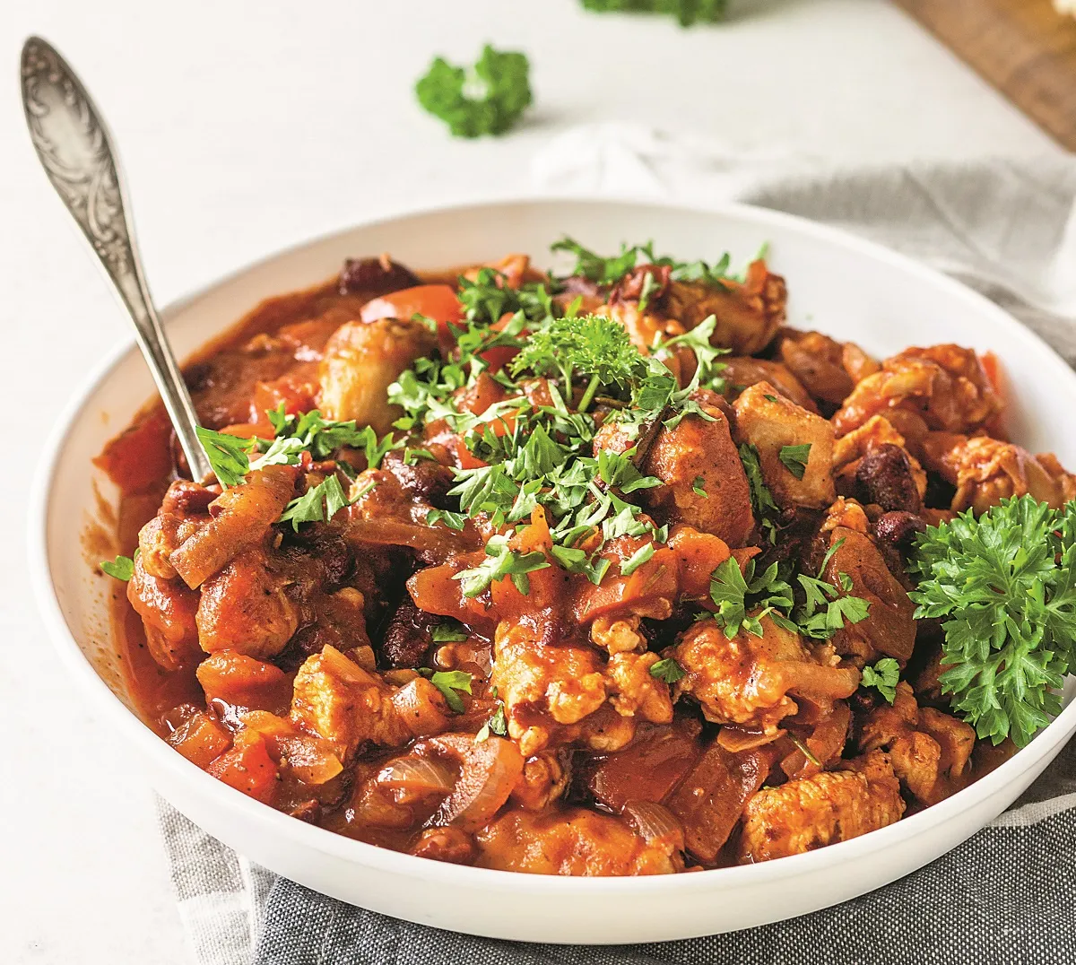 r&oacute;żne kawałki mięsa drobiowego do gulaszu