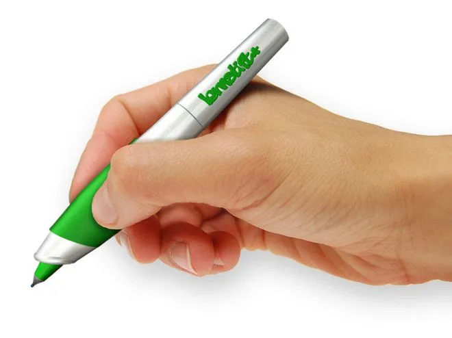 czerwony długopis przekreślający błąd w zeszycie