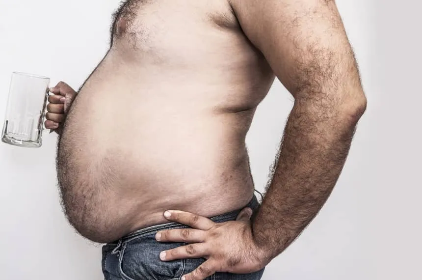 mężczyzna z brzuchem piwnym