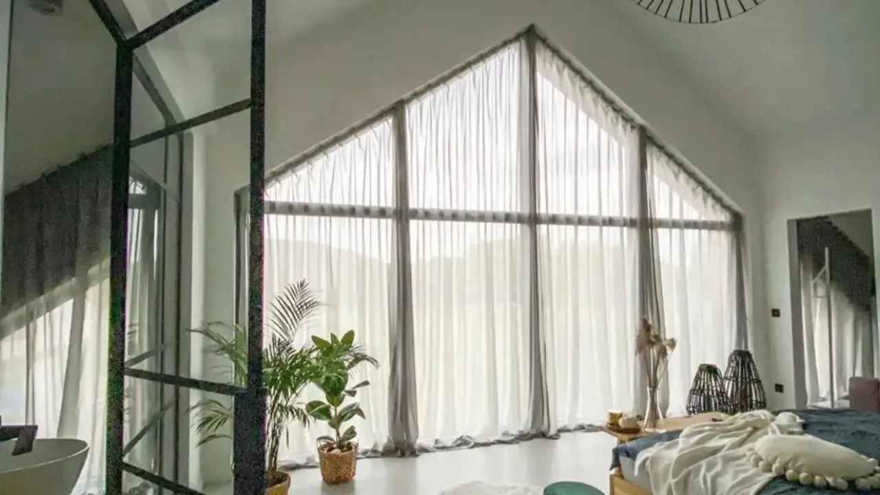 jak wymierzyć okno skośne firanka