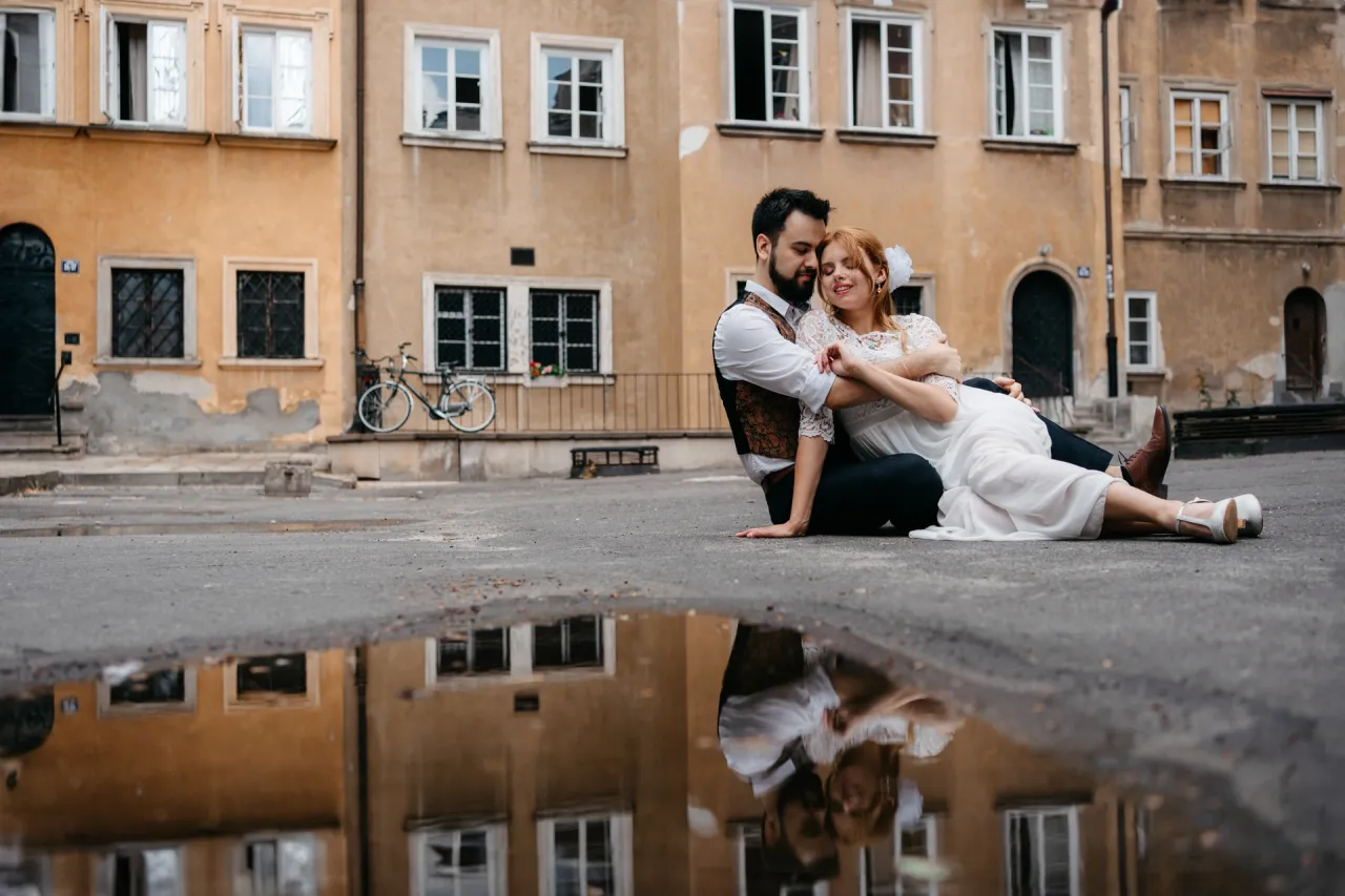 Para napadu w objęciach na tle kamienicy. Zastanawiasz się, co napisać w mailu do fotografa ślubnego?