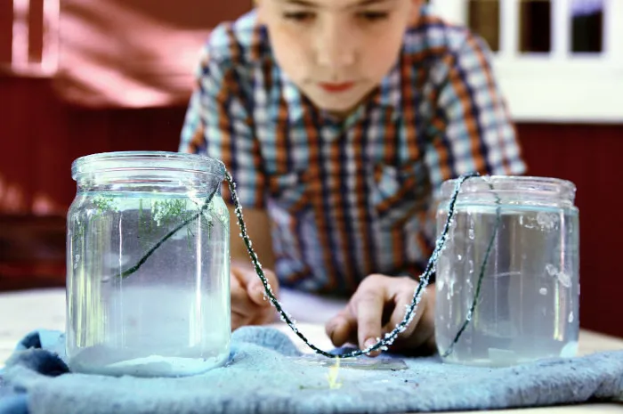 dzieci przeprowadzające eksperymenty z wodą