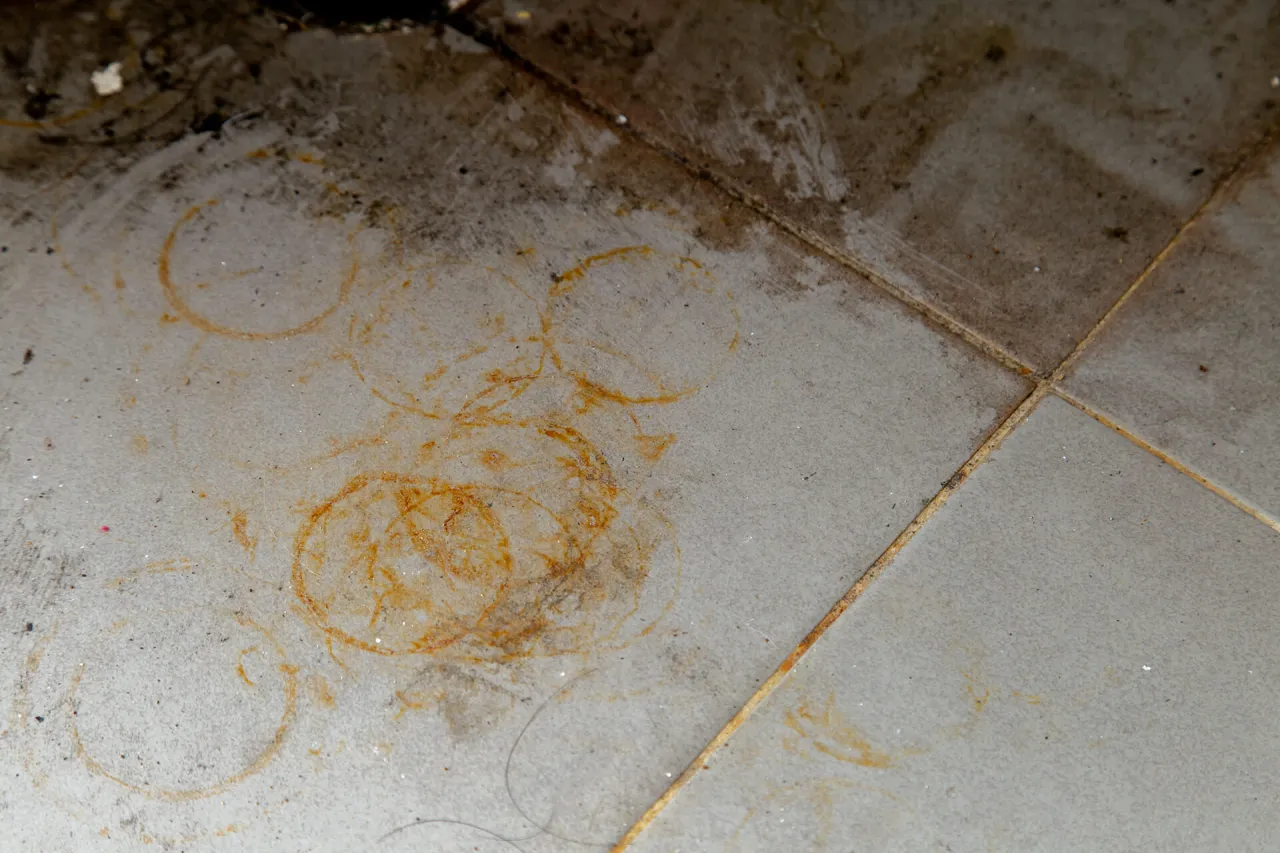 rdza na kafelkach, zardzewiałe plamy na płytkach