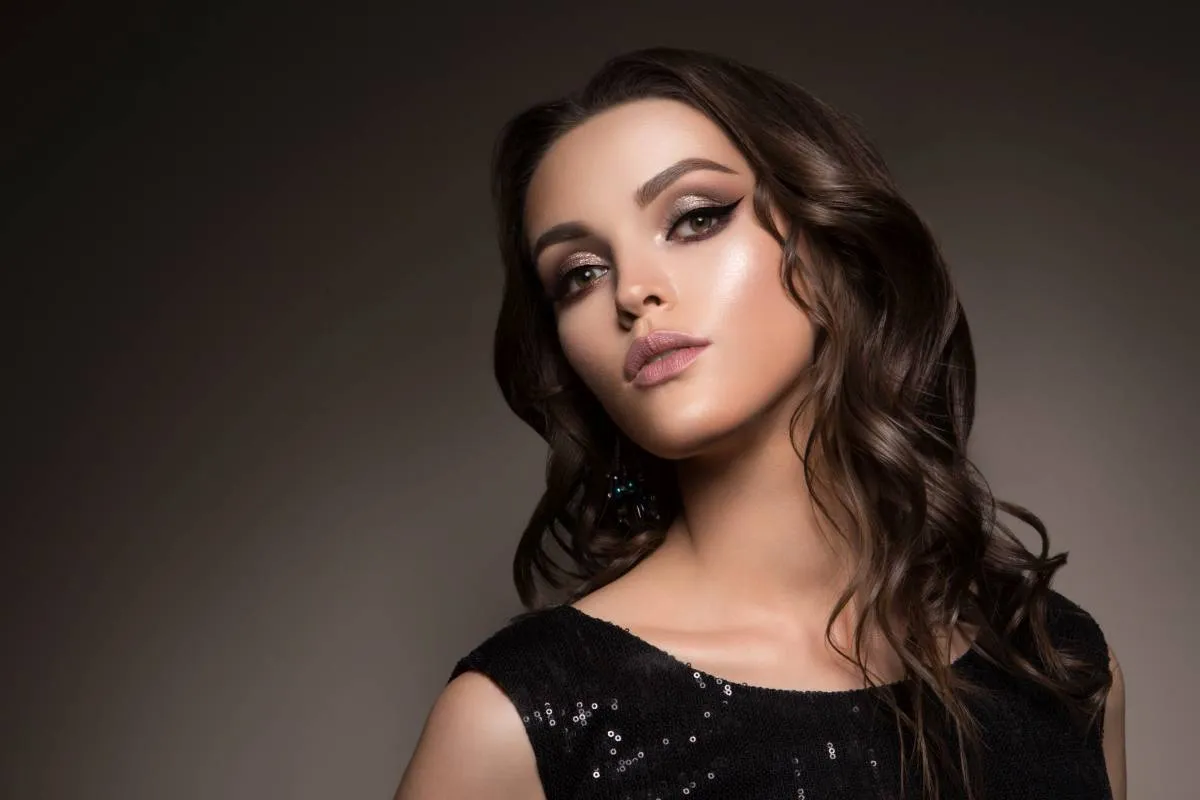 makijaż do czarnej sukienki hollywood glam smokey eyes naturalny