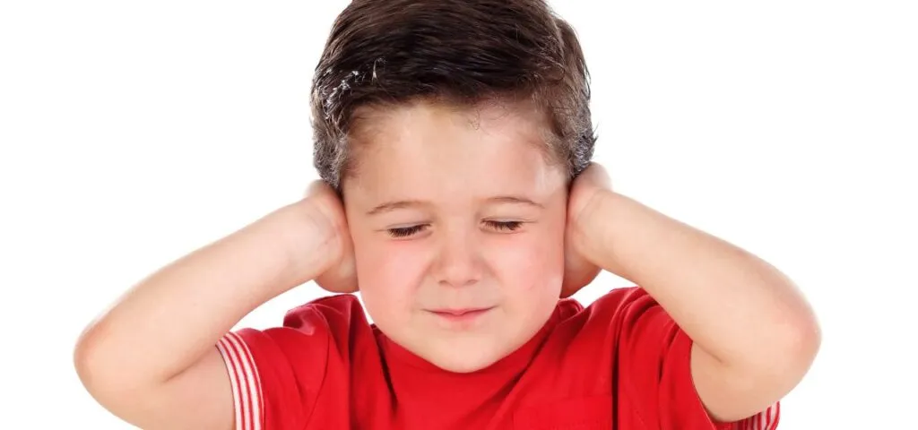 dziecko zatykające uszy nadwrażliwość sensoryczna