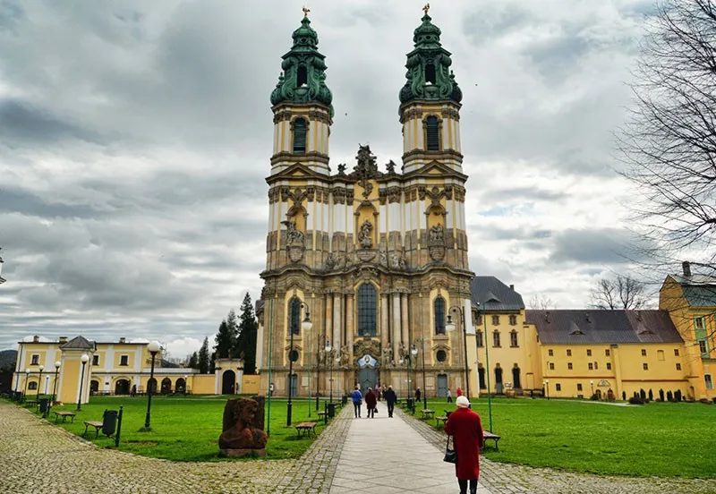 Opactwo Cysterskie Krzesz&oacute;w Kolorowe Jeziorka