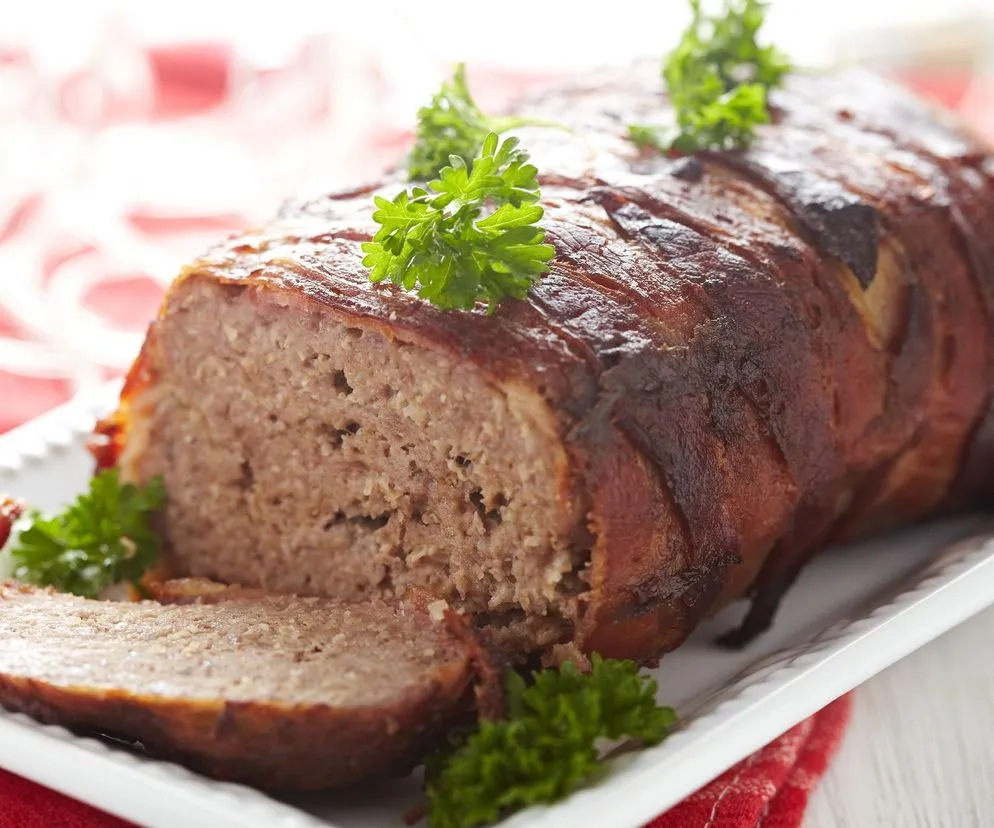 Różne rodzaje mięs na pasztet, świeże warzywa, przyprawy