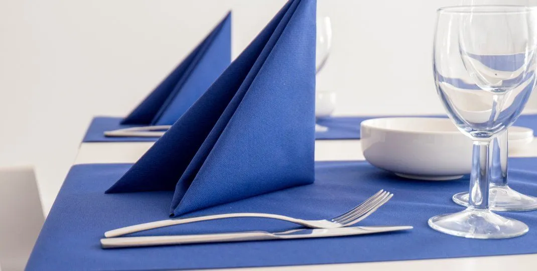 r&oacute;żne rodzaje serwetek materiałowych i papierowych z akcesoriami