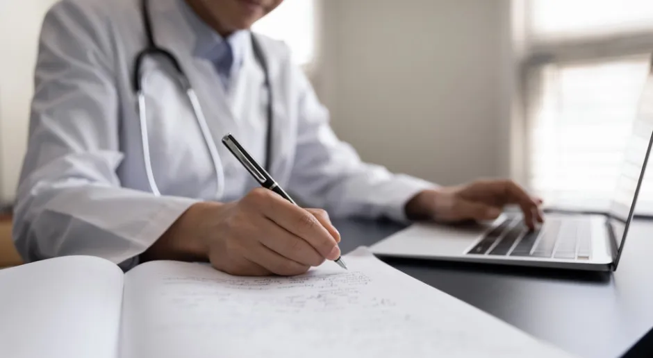 lekarz wypisuje receptę