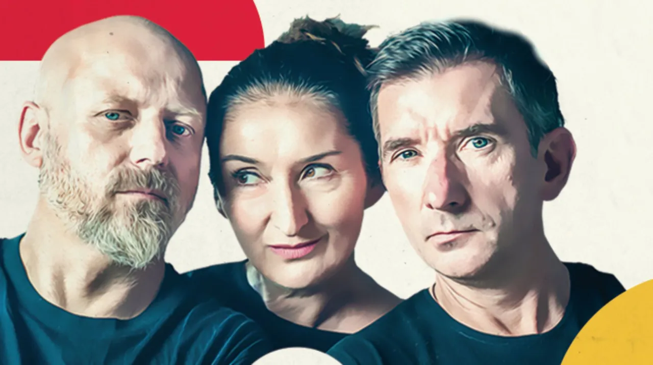 Tr&oacute;jka artyst&oacute;w kabaretu Mumio, może po kawusi, wpatruje się w dal.