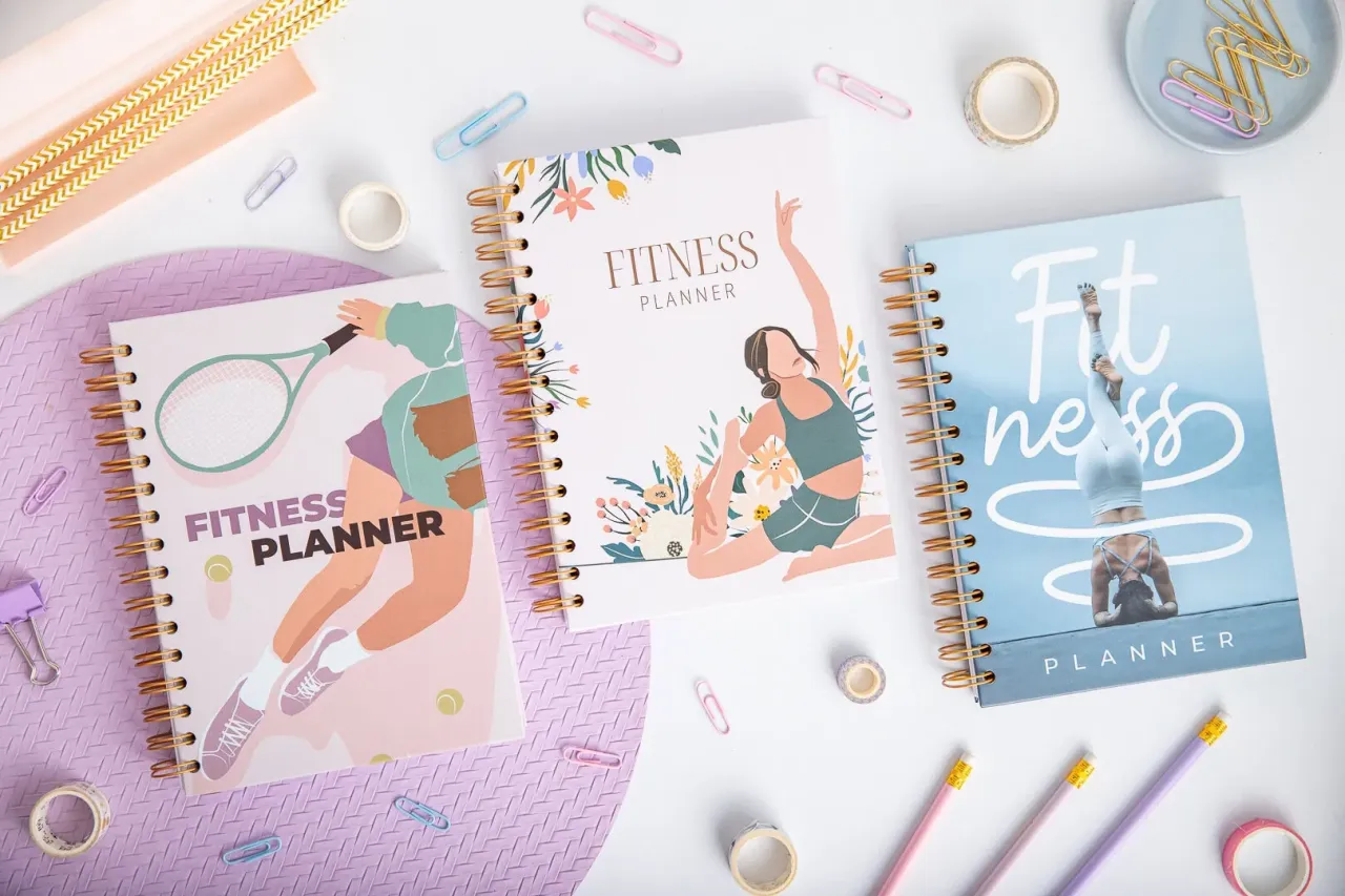 Osoba planująca posiłki i treningi w kalendarzu