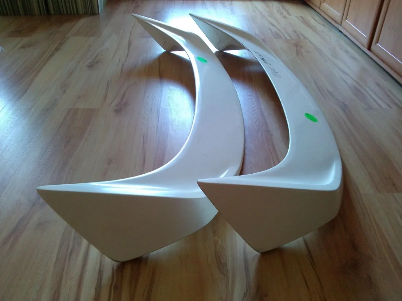 r&oacute;żnice spoiler ABS a laminat, detale montażowe