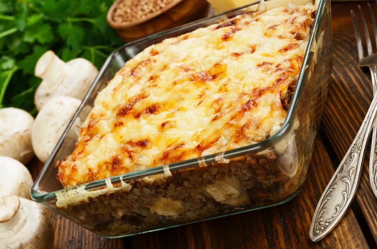 Zapiekanka z kaszy gryczanej z grzybami i serem, idealna na obiad. To świetny pomysł, co można zrobić z ugotowanej kaszy gryczanej.